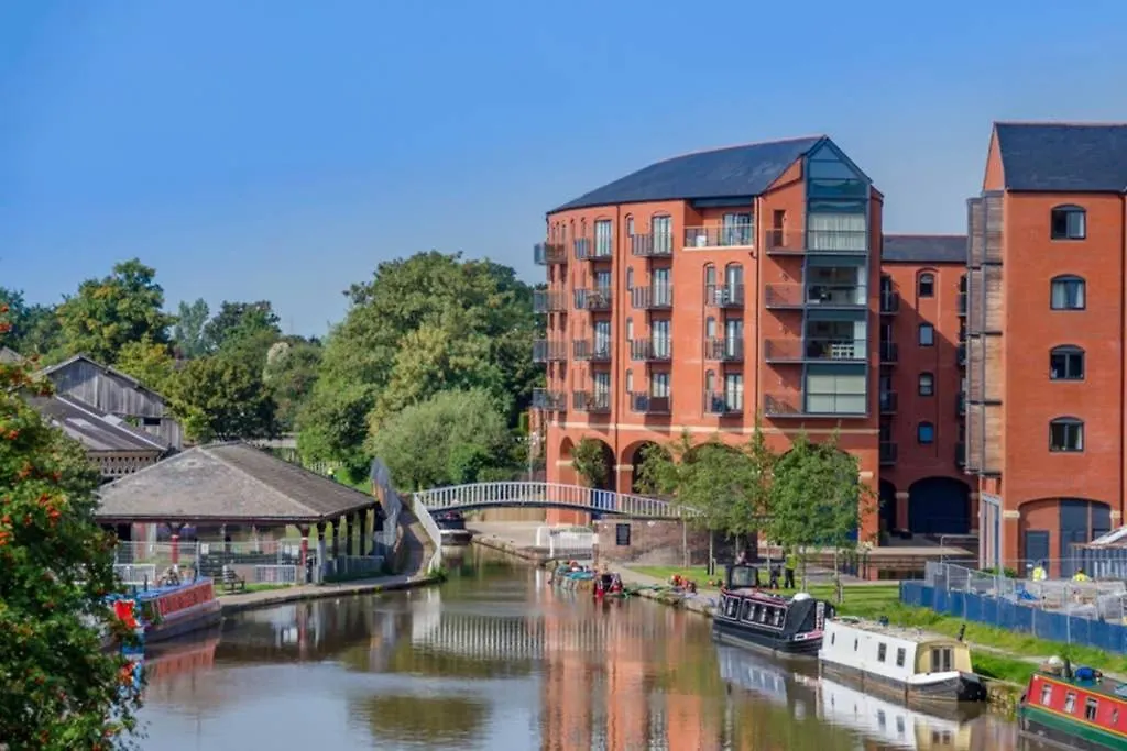 Chester City Centre Waterfront Apartment 0*,