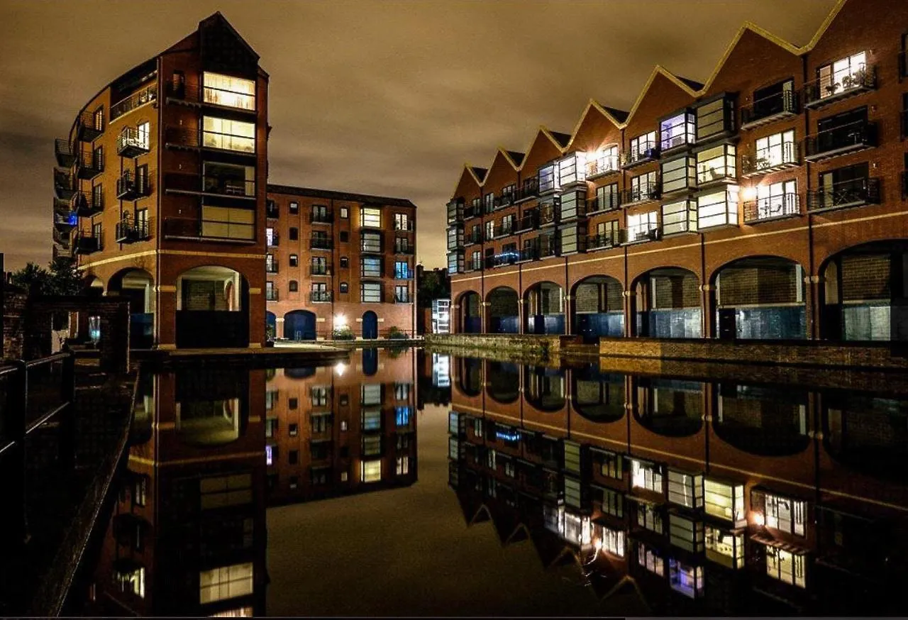 Chester City Centre Waterfront Apartment