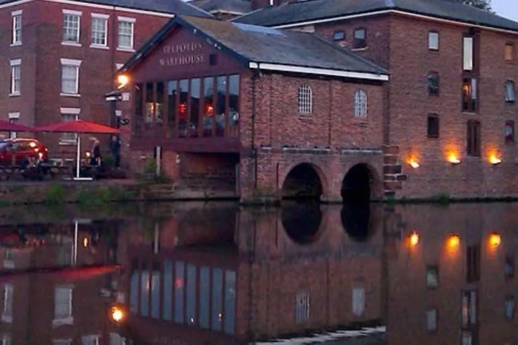 Chester City Centre Waterfront Apartment