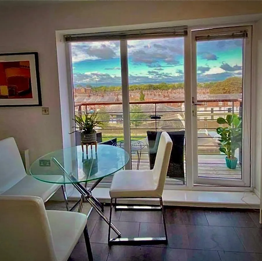 Chester City Centre Waterfront Apartment 0*,